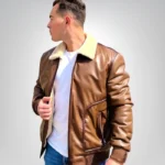 Leather bomber jacket with beige fur collar – classic men’s outerwear